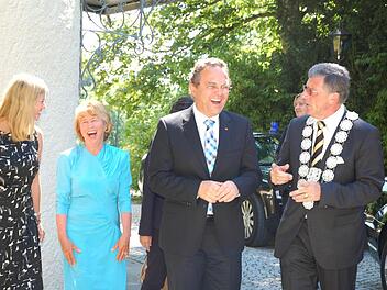 Sommerfreude mit Minister (von links): Trixi Preß-Zapf, Ilse Preß, Bundesinnenminister Hans-Peter Friedrich und Bürgermeister Gerhard Preß.   Fotos: Rainer Lutz