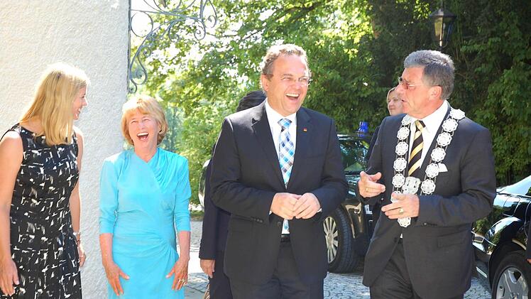 Sommerfreude mit Minister (von links): Trixi Preß-Zapf, Ilse Preß, Bundesinnenminister Hans-Peter Friedrich und Bürgermeister Gerhard Preß.   Fotos: Rainer Lutz