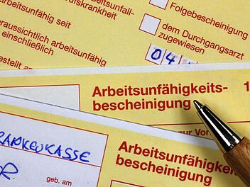 Ist man länger als drei Kalendertage krank, muss man eine Arbeitsunfähigkeitsbescheinigung vorlegen. Foto: dpa