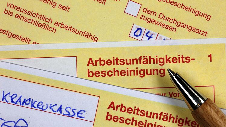 Ist man länger als drei Kalendertage krank, muss man eine Arbeitsunfähigkeitsbescheinigung vorlegen. Foto: dpa