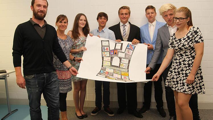 Das "Vorstandsgremium" stellte das Cover für das neue Hausaufgabenheft vor (von links) die Lehrer und Betreuer Manuel Fischer und Susanne Müller mit Amelie Postler, Vorsitzendem Alexandro Willinger, Dennis Kovac, Paul Eichhorn, Marek Hoch und Hannah Kundmüller. Foto: Günther Geiling