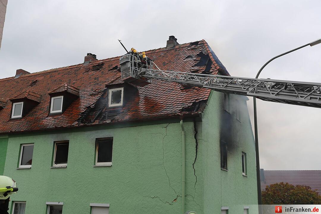 Brand nach Explosion in Mehrfamilienhaus
