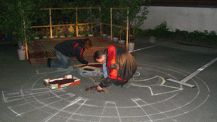 Mitten in der Nacht begannen die Feuerwehrmänner und -frauen auf dem Kirchplatz mit ihrer Arbeit. Foto: Sonny Adam