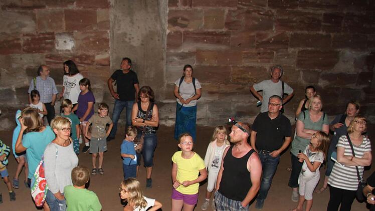 Keller der Plassenburg sind kühl und dunkel. Viele kleine und große Fledermausexperten nutzten die Exkursion, um sich die Winterquartiere der Burg live anzuschauen. Foto: Sonny Adam