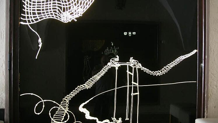 Lichtzeichnung von Susanne Hanus im Hauseingang in der Oberen Stadt 10. Fotos: Klaus Klaschka