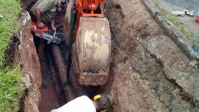 Auch "Untertage" sind die Mitarbeiter des städtischen Bauhofes im Einsatz, wie hier bei einem Rohrbruch in der ehemaligen Kaserne. Foto: Christian Raehse, Bauhof Ebern