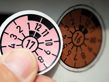 Bad Kissingen: Junger Mann &uuml;berklebt T&Uuml;V-Plakette bei Nachbarin