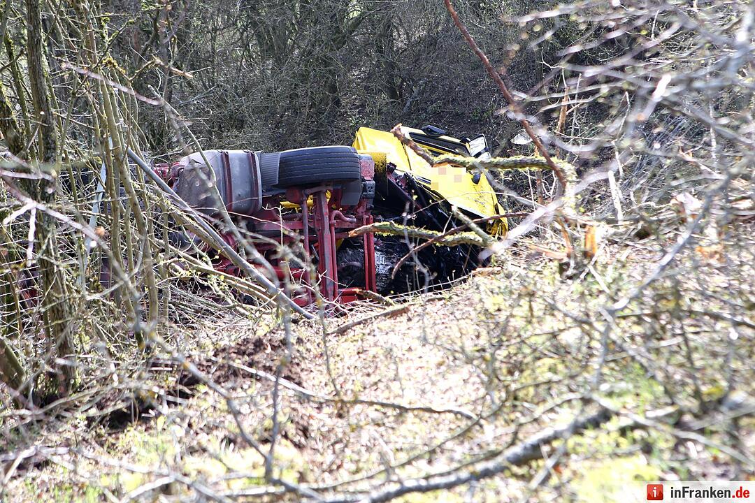 Schwerlastkran stürzt Böschung hinab - Fahrer verstirbt an der Unglücksstelle