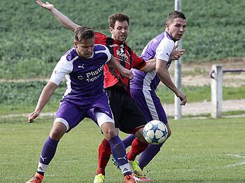 Die Zückshuter Sandro Lachmann (l.) und Patrick Schneider (r.) nehmen den Scheßlitzer Dominik Braun in die Zange. Fotos: sportpress