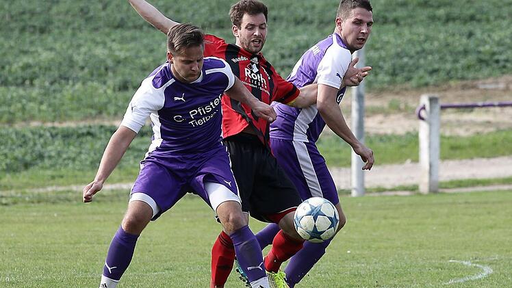 Die Zückshuter Sandro Lachmann (l.) und Patrick Schneider (r.) nehmen den Scheßlitzer Dominik Braun in die Zange. Fotos: sportpress