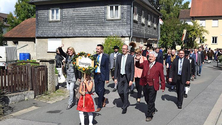 Auch die Ehrengäste und die Schirmherrschaft hatten sich in das Festzuggeschehen eingereiht und wurden ebenfalls mit Beifall von den vielen Zuschauern, die in den geschmückten Ortsstraßen von Mistelfeld den Weg säumten, empfangen.