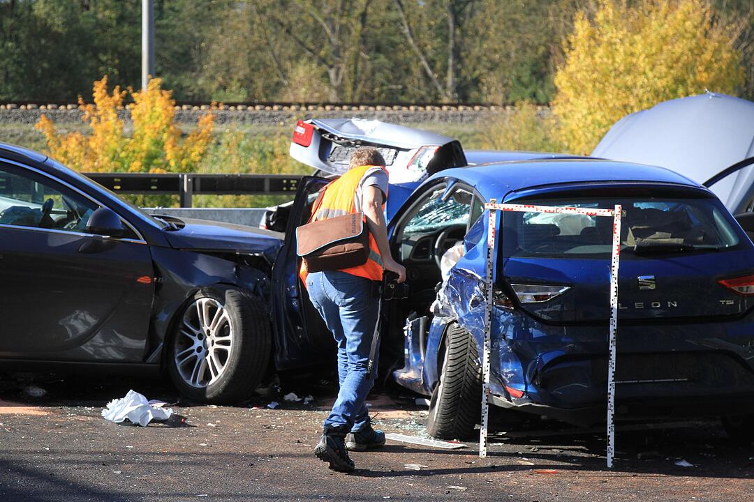 Schlimme Unfallserie auf der A9: Drei Personen schweben in akuter Lebensgefahr