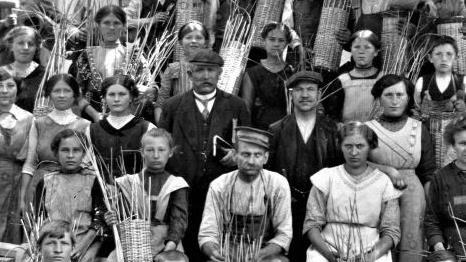 Geschosskorbfabrikation von Kaufmann Andreas Och im Jahre 1913 für das Militär.  Repro: Gerd Fleischmann