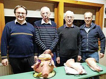 Siegerehrung für das Preisschießen: von links im Bild Schützenmeister Matthias Korn, Dritter Schützenmeister Heribert Fröba, Erster Ritter Ernst Sticker und Zweiter Ritter Thomas Löffler. Es fehlt hier "Saukönig" Otto Trinkwalter. Foto: Karl-Heinz Hofmann