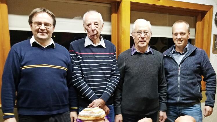 Siegerehrung für das Preisschießen: von links im Bild Schützenmeister Matthias Korn, Dritter Schützenmeister Heribert Fröba, Erster Ritter Ernst Sticker und Zweiter Ritter Thomas Löffler. Es fehlt hier "Saukönig" Otto Trinkwalter. Foto: Karl-Heinz Hofmann