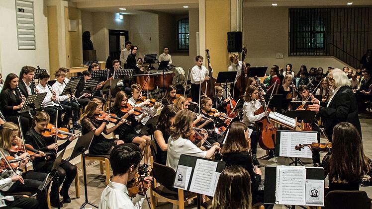 Zahlreiche Mitwirkende gestalteten die konzertante Weihnachtsfeier  des Casimirianums in St. Moriz - vom Vororchester bis zu den CaSingers und den CaSinfonikern unter der Leitung von Hans-Jürgen Hofmann.Foto: Jochen Berger