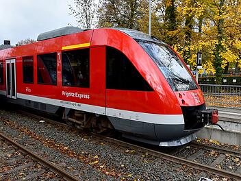 Aktuell sind im Raum Fürth keine Zugfahrten möglich. Dies liegt zum einen an einem Notarzteinsatz, aber auch an unbefugten Personen auf den Gleisen.