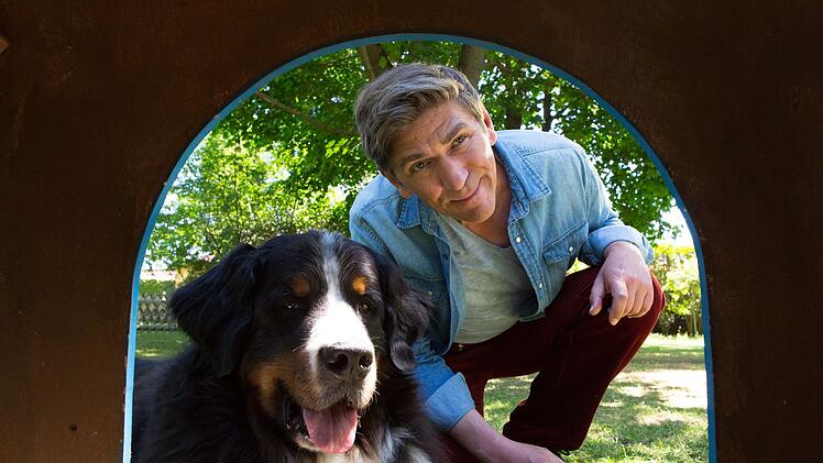 Gemeinsam mit seinem Hund Keks erklärt Fritz Fuchs (Guido Hammesfahr) seit 2006 aus dem ikonischen blauen Bauwagen heraus Kindern die Welt.