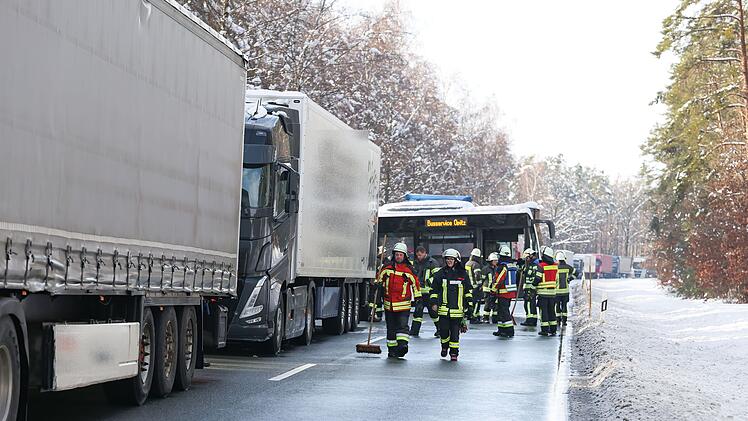 Lastwagen verliert mehrere Getr&auml;nkekisten - Bus bleibt stecken