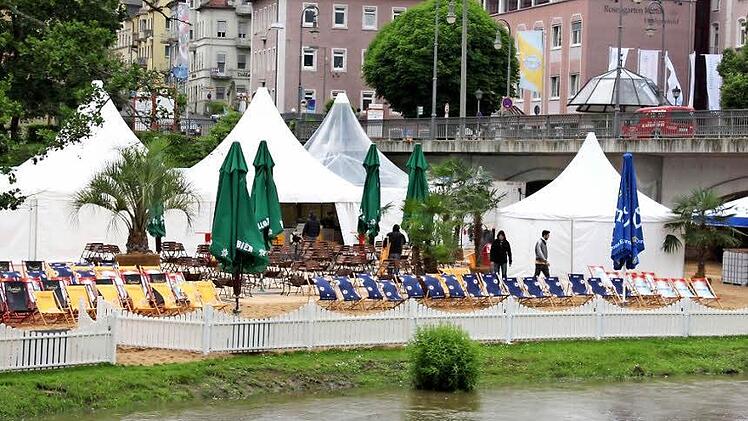 Am Freitagmittag war der Stadtstrand noch nicht in Gefahr. Doch dann verschlechterten sich Prognosen dramatisch. Fotos: Edgar Bartl