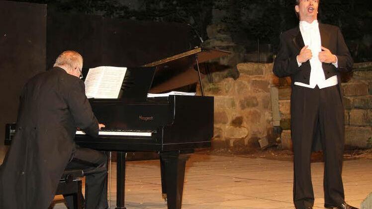 Klaus D. Jung - hier mit Michael Wolfrum - meisterte ein beachtliches Pensum. Er begleitete die Sänger nicht nur am Flügel, sondern hatte auch noch mit Wetterkapriolen zu kämpfen. Fotos: Sonja Adam