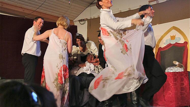 Tanzen ist angesagt, wenn der König einen Schwächeanfall hat.