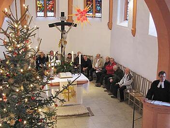Festlich geschmückt präsentierte sich die Seidmannsdorfer "Pfarrkirche zu unserer lieben Frau". Pfarrer Klaus Göpfert (rechts, auf der Kanzel) feierte am Vormittag des Ersten Feiertages den Gottesdienst. Viel Beifall gab es für die musikalische Ausgestaltung durch den gemeinschaftlichen Männerchor der Gesangvereine aus Rohrbach, Zeickhorn und Hönbach unter der Leitung von Roland Heublein und den jungen Organisten Julian Feuerpfeil aus Großheirath. Fotos: Martin Koch