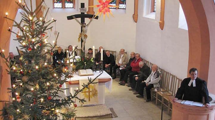 Festlich geschmückt präsentierte sich die Seidmannsdorfer "Pfarrkirche zu unserer lieben Frau". Pfarrer Klaus Göpfert (rechts, auf der Kanzel) feierte am Vormittag des Ersten Feiertages den Gottesdienst. Viel Beifall gab es für die musikalische Ausgestaltung durch den gemeinschaftlichen Männerchor der Gesangvereine aus Rohrbach, Zeickhorn und Hönbach unter der Leitung von Roland Heublein und den jungen Organisten Julian Feuerpfeil aus Großheirath. Fotos: Martin Koch