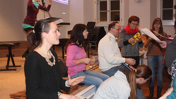 Eine Percussions-Gruppe zur instrumentalen Begleitung hat sich unter den Teilnehmern der Sängerschulung in Münnerstadt schnell gefunden. Ilona Seufert leitet die insgesamt 130 Teilnehmer von der Bühne aus an. Foto: Arnold Nöth