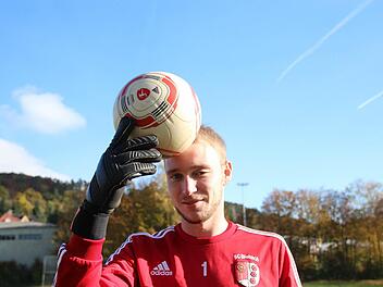 Lukas Wahler, die Nummer Eins des SC Diebach, zeigt an, von wo aus er den Ball ins gegnerische Tor befördert hat. Foto: Pia Schmitt