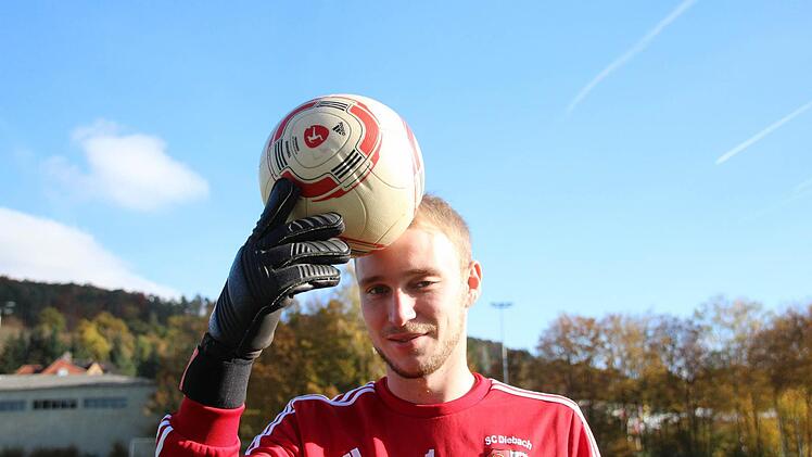 Lukas Wahler, die Nummer Eins des SC Diebach, zeigt an, von wo aus er den Ball ins gegnerische Tor befördert hat. Foto: Pia Schmitt