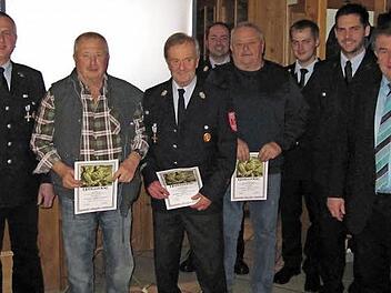 Die Feuerwehr Wartenfels ernannte bei der Jahreshauptversammlung Reinhold Knoll, Elmar Schütz und Gerhard Stöcker zu Ehrenmitgliedern. Knoll wurde zudem für 50-jährige Mitgliedschaft gedankt. Unser Bild zeigt (von links) Vorsitzenden Frank Kremer, Elmar Schütze, Reinhold Knoll, Kreisbrandmeister Alexander Reinsch, Gerhard Stöcker, Kommandant Daniel Geyer, Zweiten Kommandanten Christian Ziegler und Bürgermeister Siegfried Beyer. Fotos: Klaus-Peter Wulf