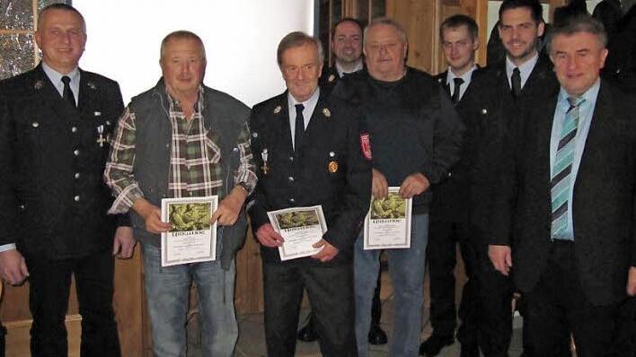 Die Feuerwehr Wartenfels ernannte bei der Jahreshauptversammlung Reinhold Knoll, Elmar Schütz und Gerhard Stöcker zu Ehrenmitgliedern. Knoll wurde zudem für 50-jährige Mitgliedschaft gedankt. Unser Bild zeigt (von links) Vorsitzenden Frank Kremer, Elmar Schütze, Reinhold Knoll, Kreisbrandmeister Alexander Reinsch, Gerhard Stöcker, Kommandant Daniel Geyer, Zweiten Kommandanten Christian Ziegler und Bürgermeister Siegfried Beyer. Fotos: Klaus-Peter Wulf
