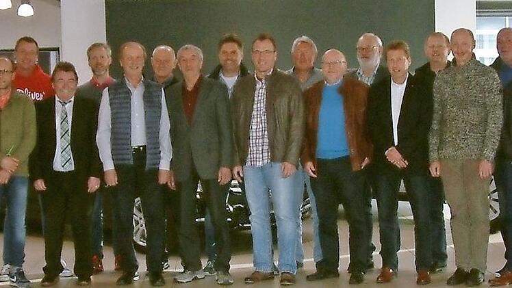 Elf Mannschaften nahmen am Hallen-Tenniscup der Raiffeisen-Volksbank Kronach-Ludwigsstadt teil. Im Bild die besten Akteure und Ehrengäste mit (von links) Hans-Jürgen Möhrle und Thomas Grünbeck von der Raiffeisen-Volksbank, Uwe Fugmann und Helmut Horn (SV Neuses, Sieger AK 50), Gottfried Will (TC Küps), Rainer Stumpf und Alexander Köstner (TV Wallenfels, Gewinner AK 35). Foto: Hans Franz