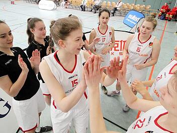 Die Kulmbacherin Luisa Hofmann (Mitte) klatscht mit ihren Mannschaftskameradinnen der DJK Brose Bamberg nach dem Gewinn der DM-Bronzemedaille ab. Foto: Sebastian Gut