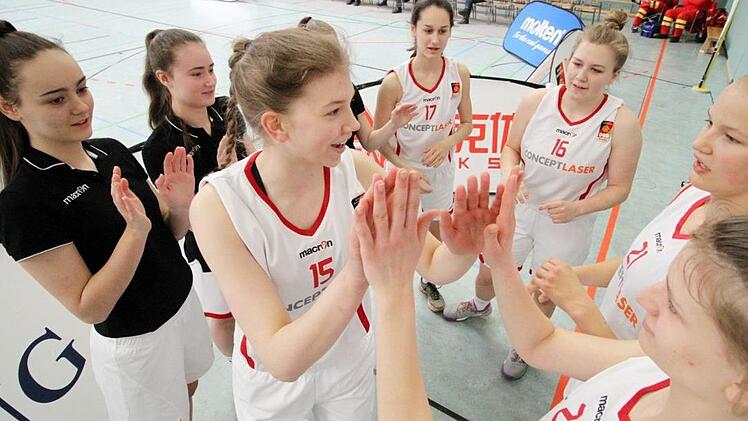 Die Kulmbacherin Luisa Hofmann (Mitte) klatscht mit ihren Mannschaftskameradinnen der DJK Brose Bamberg nach dem Gewinn der DM-Bronzemedaille ab. Foto: Sebastian Gut