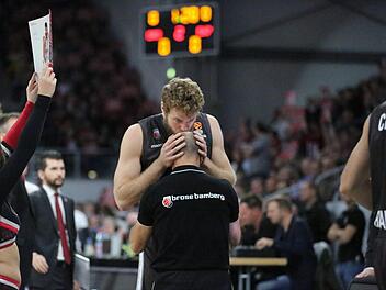 Der Kuss auf dem Stirn von Athletiktrainer Sandro Bencardino. Das ist ein Ritual von Nicolo Melli. Foto: Katharina F&ouml;rtsch