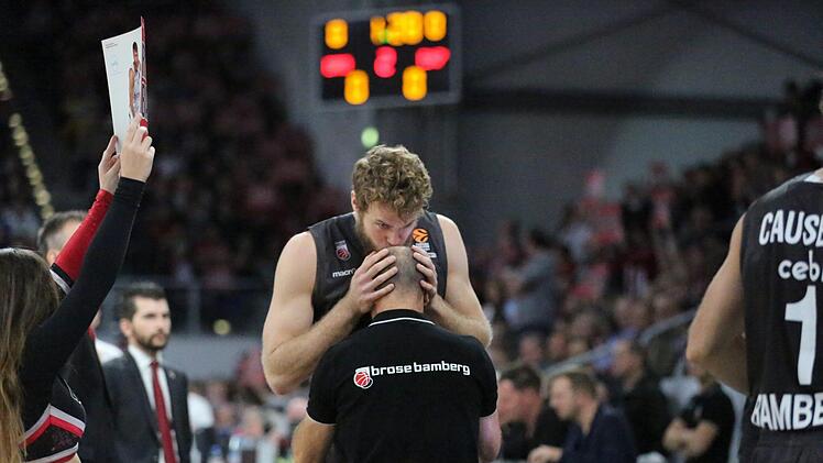 Der Kuss auf dem Stirn von Athletiktrainer Sandro Bencardino. Das ist ein Ritual von Nicolo Melli. Foto: Katharina F&ouml;rtsch