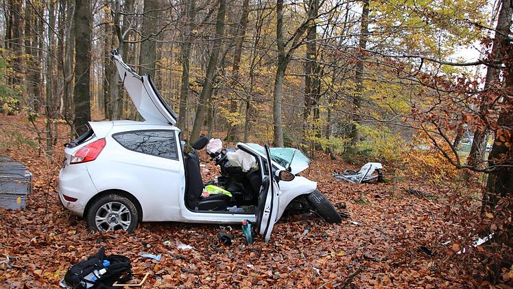 Völlig zerstört blieb der Unfallwagen direkt neben der Autobahn liegen. Die Feuerwehr befreite den eingeklemmten Fahrer. Foto: Ralf Ruppert