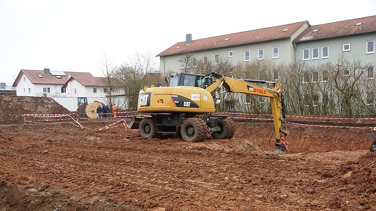Der Bagger hebt die Baugrube aus. Foto: Arkadius Guzy