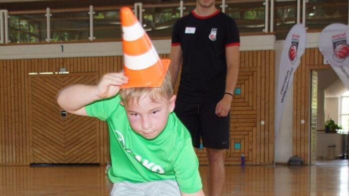 Hohe Schule für Zweitklässler: Hannes muss das Hütchen auf dem Kopf behalten und dabei den Ball möglichst gerade zum Ziel rollen.
