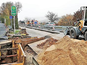 Die Baustelle in der Straße Obere Saline in Hausen verzögert sich auf unbestimmte Zeit.  Foto: Sigismund von Dobschütz
