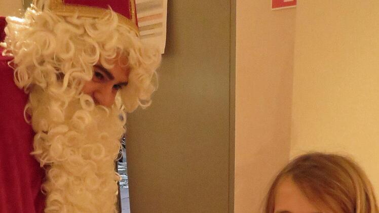Auch der Nikolaus war da - Anina hat sich besonders gefreut. Foto: Doris Bauer