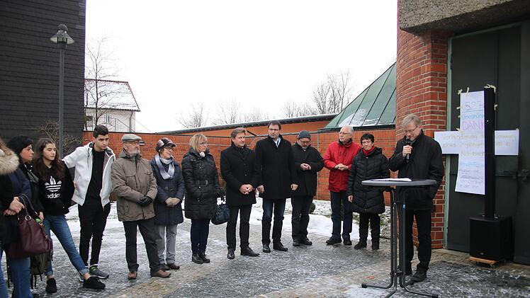 Pfarrer J&uuml;rgen Singer er&ouml;ffnete die Petitions-&Uuml;bergabe. Mirjam Stumpf