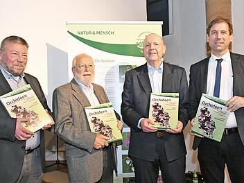 Bei der Buchpr&auml;sentation (v.&nbsp;l.): Wolfgang Gei&szlig;ner, Walter Wel&szlig;, Adolf Riechelmann und Landrat Hermann Ulm  Foto: privat
