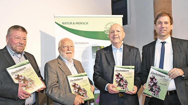 Bei der Buchpr&auml;sentation (v.&nbsp;l.): Wolfgang Gei&szlig;ner, Walter Wel&szlig;, Adolf Riechelmann und Landrat Hermann Ulm  Foto: privat