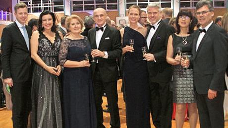Auch die politische Prominenz gibt sich beim Gesellschaftsball in Trossenfurt ein Stelldichein mit (von links) Landrat Oliver Bär und Staatsministerin Dorothee Bär, Larissa Schneider und Landrat Wilhelm Schneider, Katrin Vogel und CSU-Kreisvorsitzendem Steffen Vogel, Andrea Sechser und Bürgermeister Thomas Sechser.  Fotos: Günther Geiling