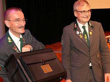 Großer Bahnhof für den langjährigen Oberschützenmeister Hans-Herbert Hartan (l.). Nach 44 Jahren wurde er von seinem Nachfolger Stefan Stahl in den "Oberschützen-Ruhestand" verabschiedet.  Fotos: Wolfgang Desombre