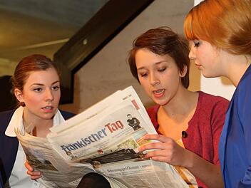 Tatsächlich lassen sich auch die super-modernen, aufs Digitale fixierten Business-Ladies im Sketch für die Zeitung begeistern. Fotos: Barbara Herbst