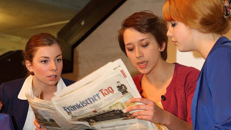 Tatsächlich lassen sich auch die super-modernen, aufs Digitale fixierten Business-Ladies im Sketch für die Zeitung begeistern. Fotos: Barbara Herbst